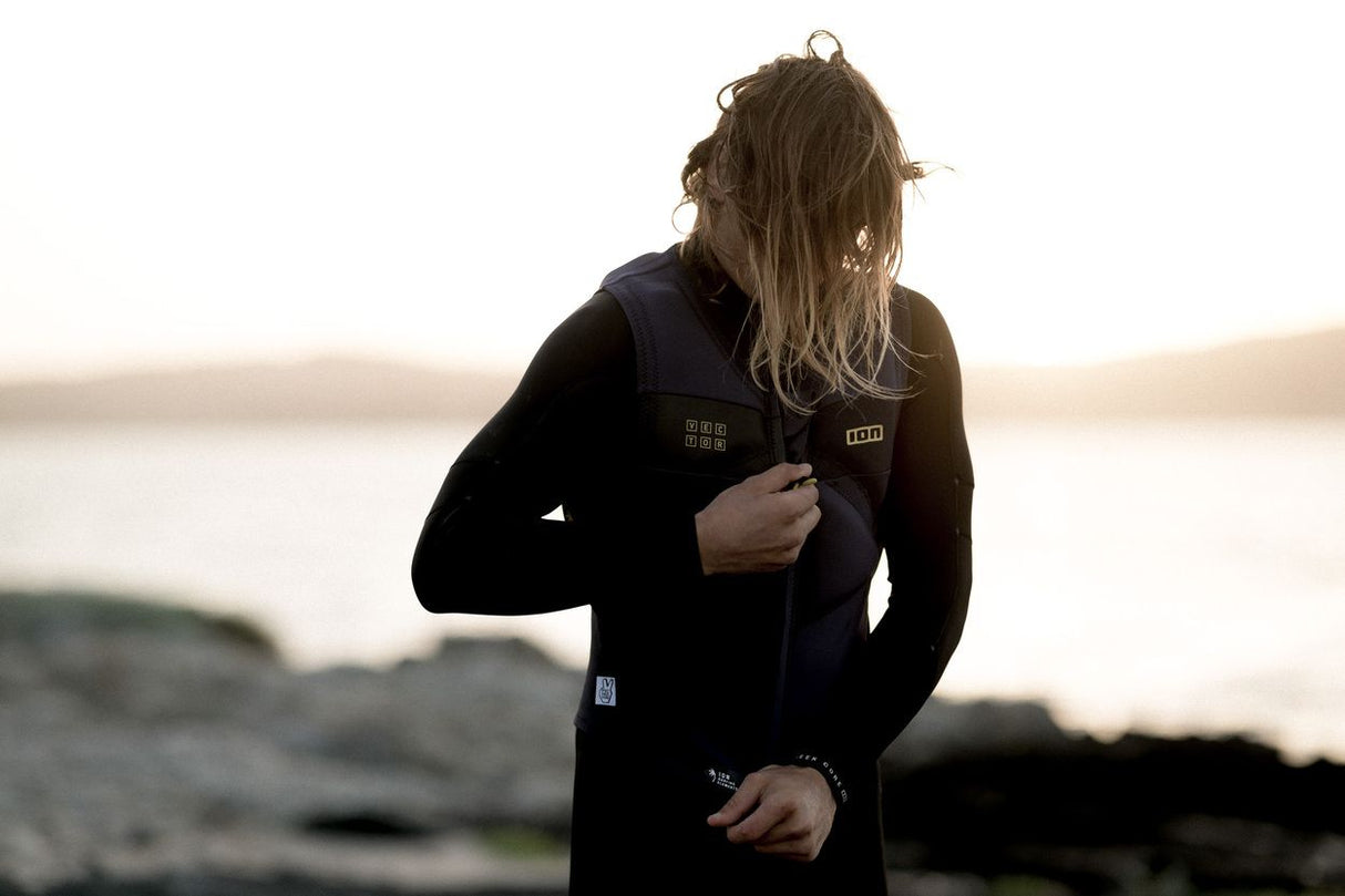ION Vector Vest Amp Front Zip Junior 2024 schwarz, Frontalreißverschluss, Rückansicht am Strand getragen