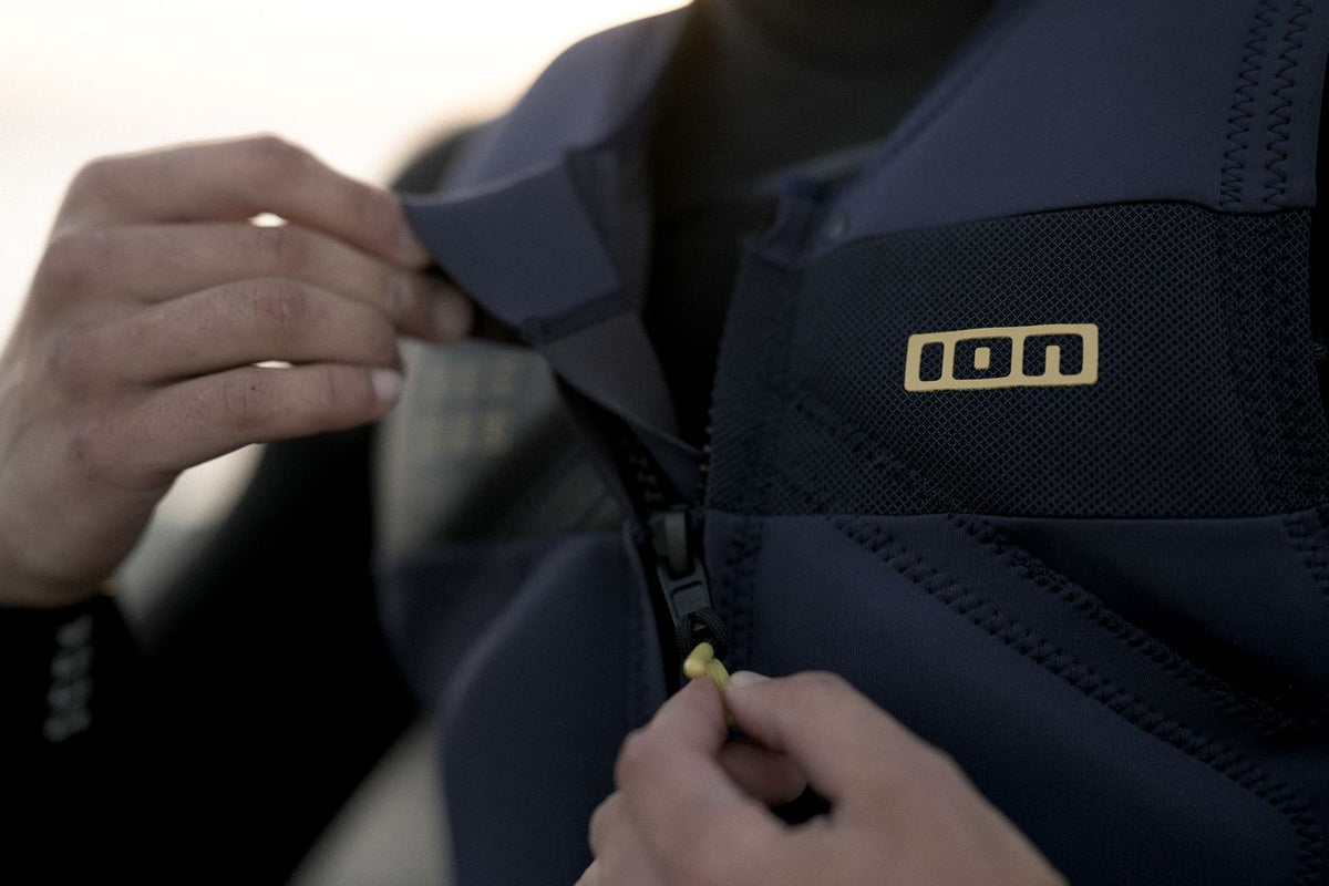 ION Vector Vest Amp Junior 2024 in Dunkelblau mit Frontreißverschluss, Detailaufnahme des Verschlusses
