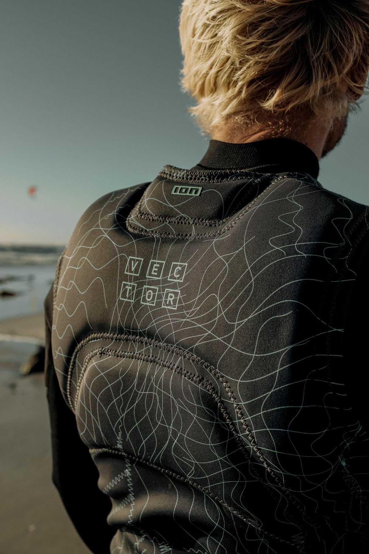 ION Vector Vest Core Front Zip Herren 2024 schwarz mit Grafik-Print, Rückansicht am Strand
