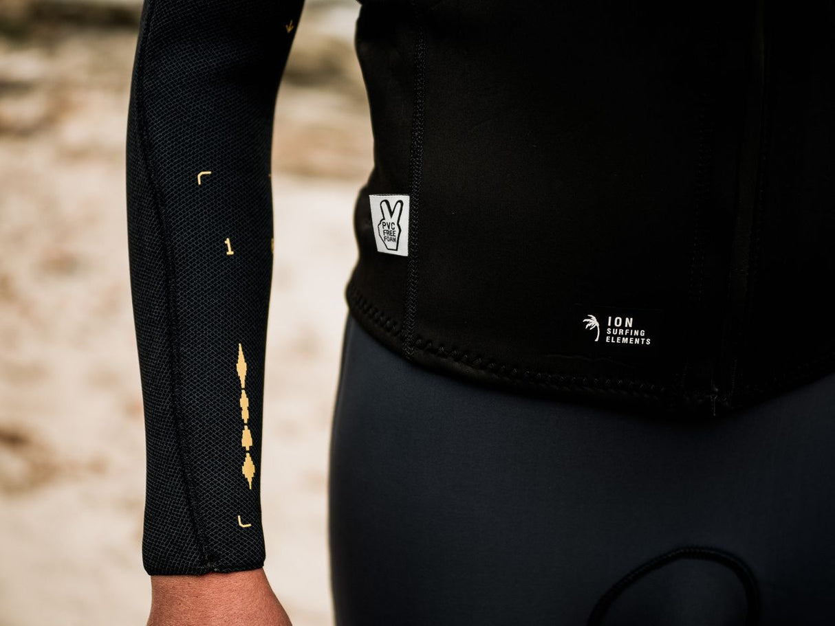 ION Vector Vest Core Herren schwarz mit Frontreißverschluss, Detailansicht Ärmel und Logo