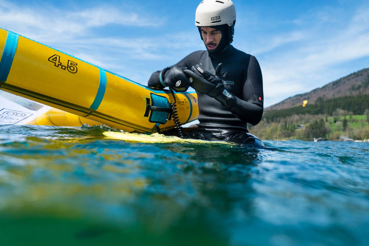 ION Hybrid Gloves 1+2.5 2026 schwarze Neopren-Handschuhe beim Wassersport, Wasserperspektive
