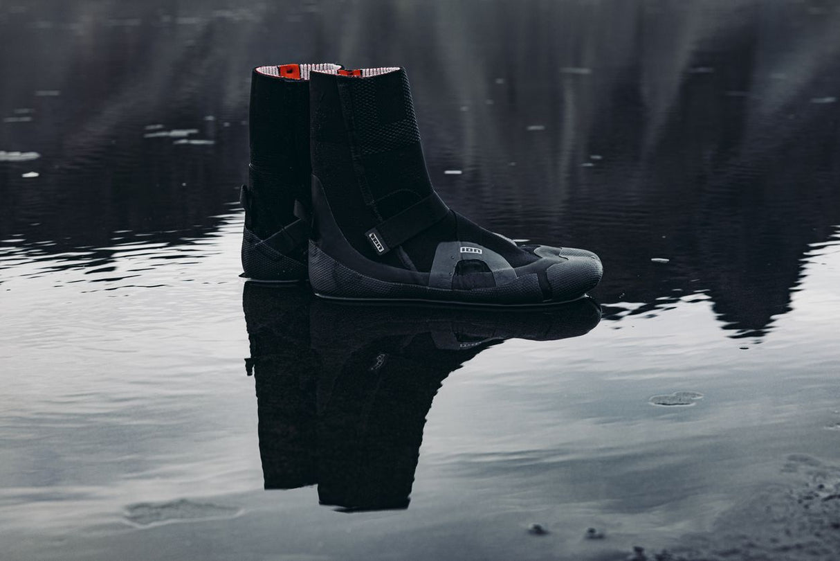 ION Ballistic Boots 3/2 schwarz mit grauem Neopren, Seitensplit-Design, Wasserspiegelung, Frontansicht