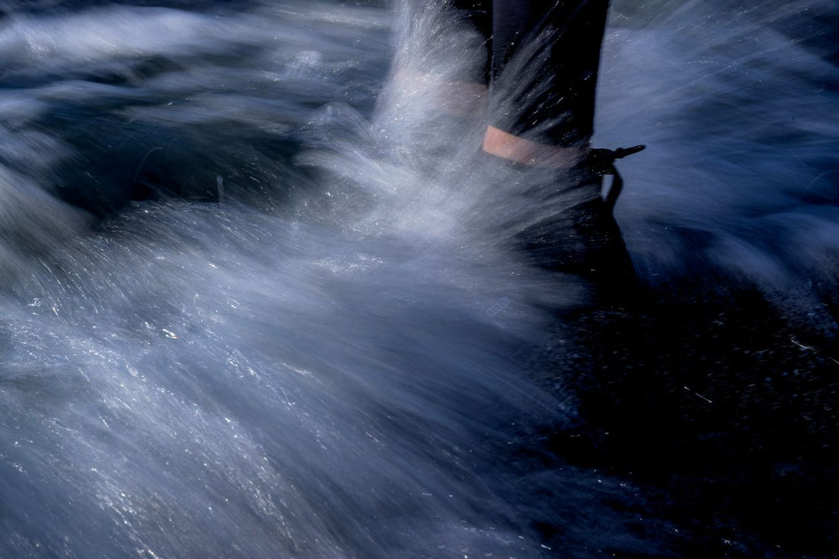 ION Ballistic Socken 3/2 schwarze Neopren-SportSocken in Wasser bei Wassersport-Aktion
