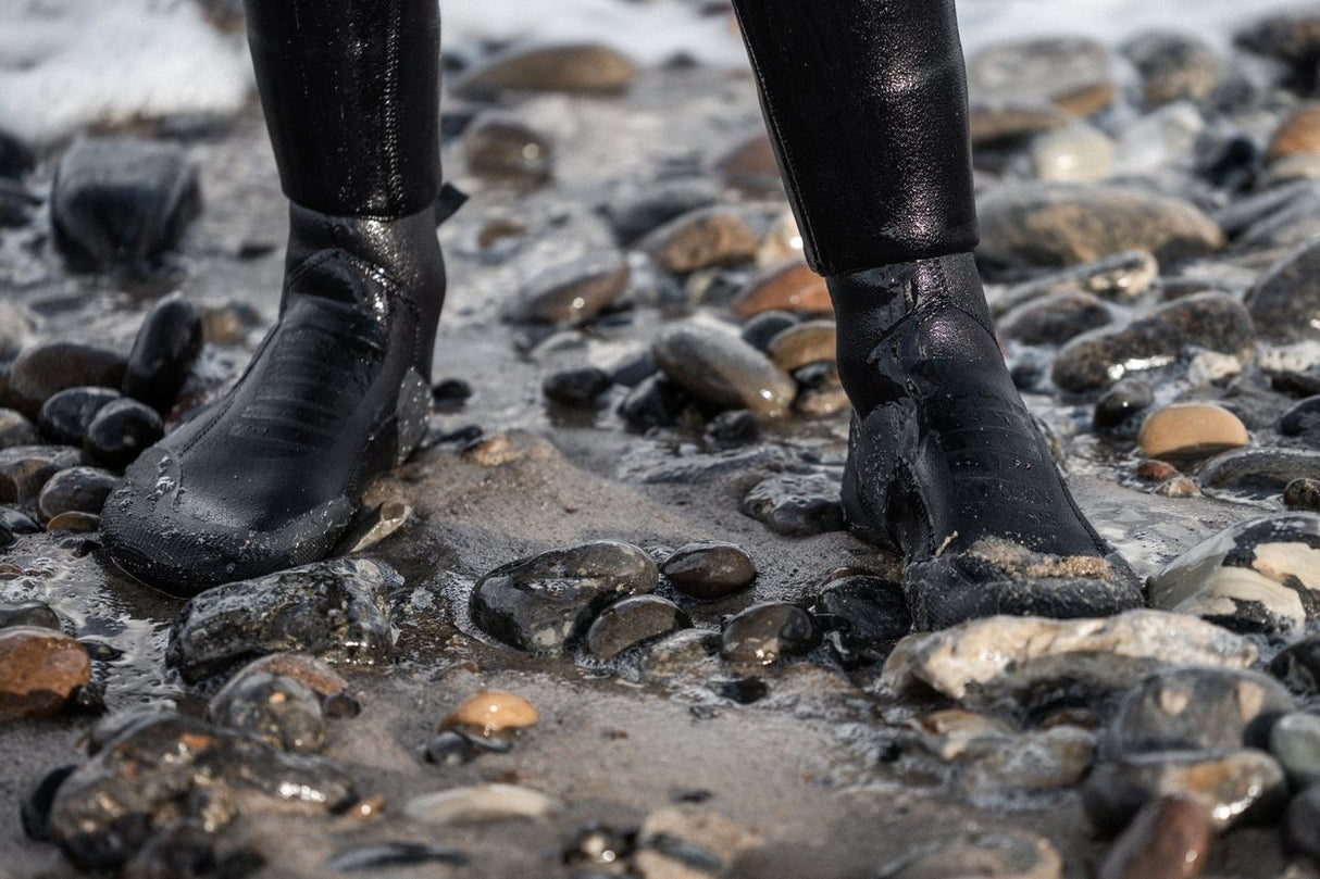 ION Plasma Boots 3/2 Round Toe schwarz Neopren Wassersportschuhe Detailansicht an den Füßen