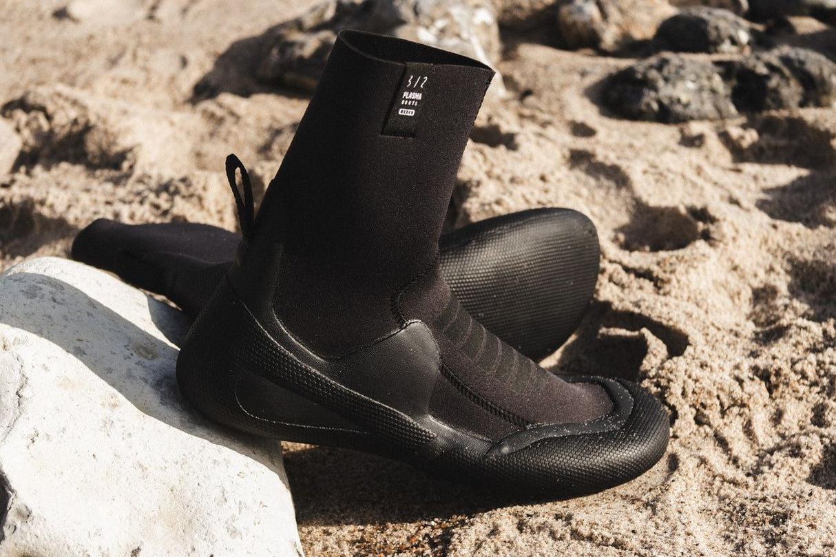 ION Plasma Boots 6/5 Round Toe 2026 schwarze Neopren-Wassersportschuhe mit Reißverschluss am Strand