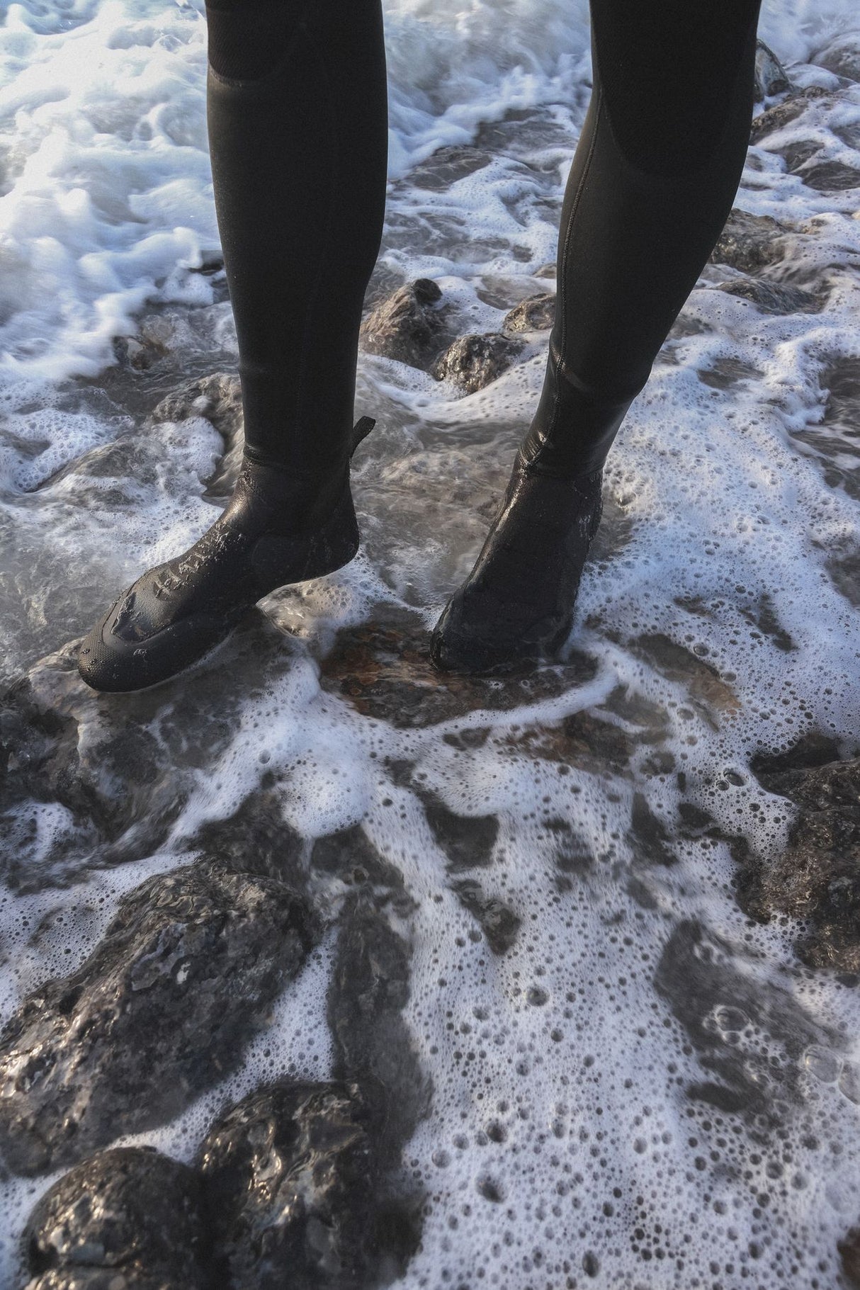 ION Plasma Boots 6/5 Round Toe 2026 schwarze Neoprenboots an den Füßen im Wasser getragen, Detailansicht von vorne