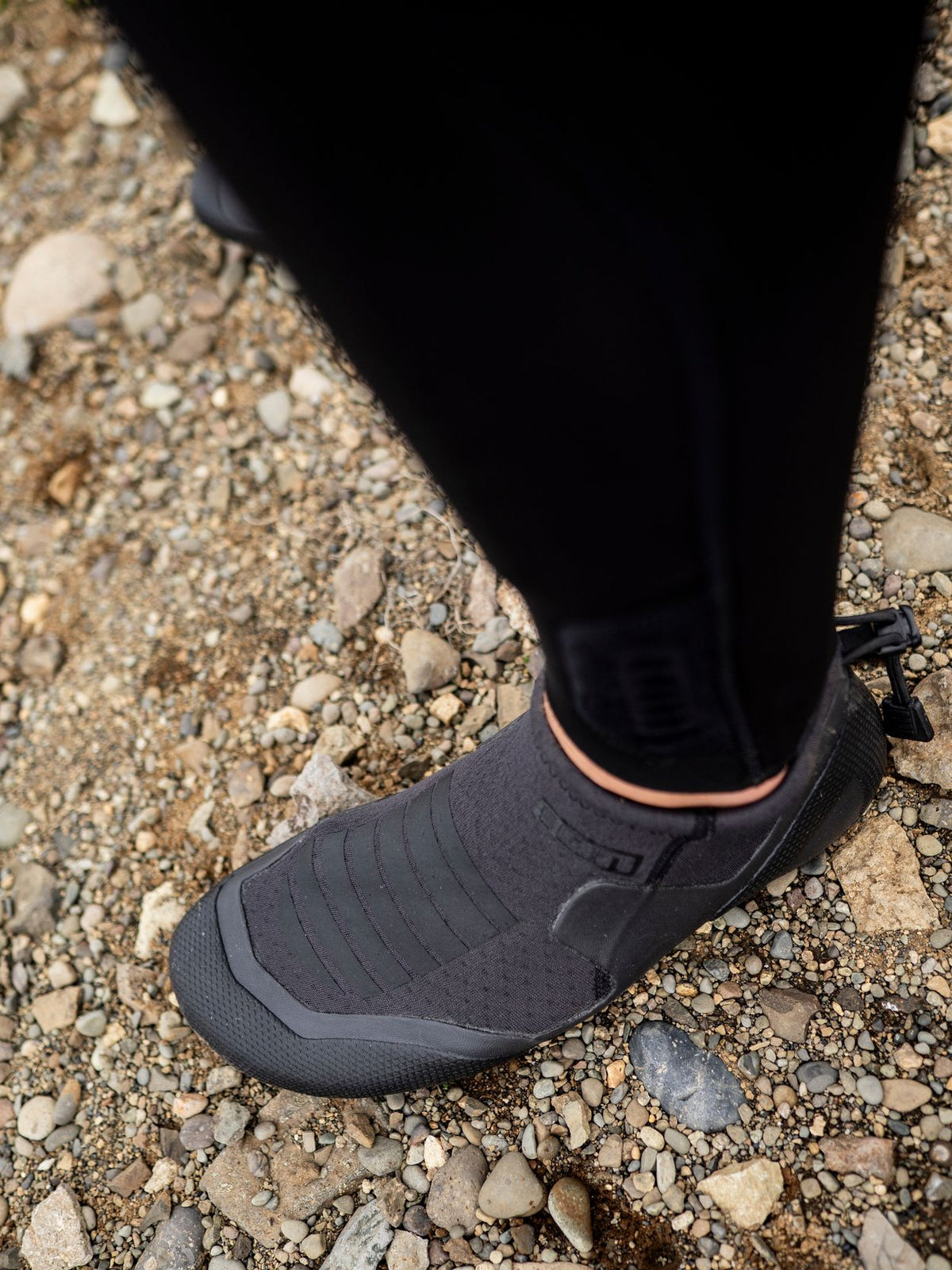 ION Plasma 2.5 RT 2025 Neopren-Schuh in Schwarz mit korallenfarbener Manschette, Detailansicht am Fuß