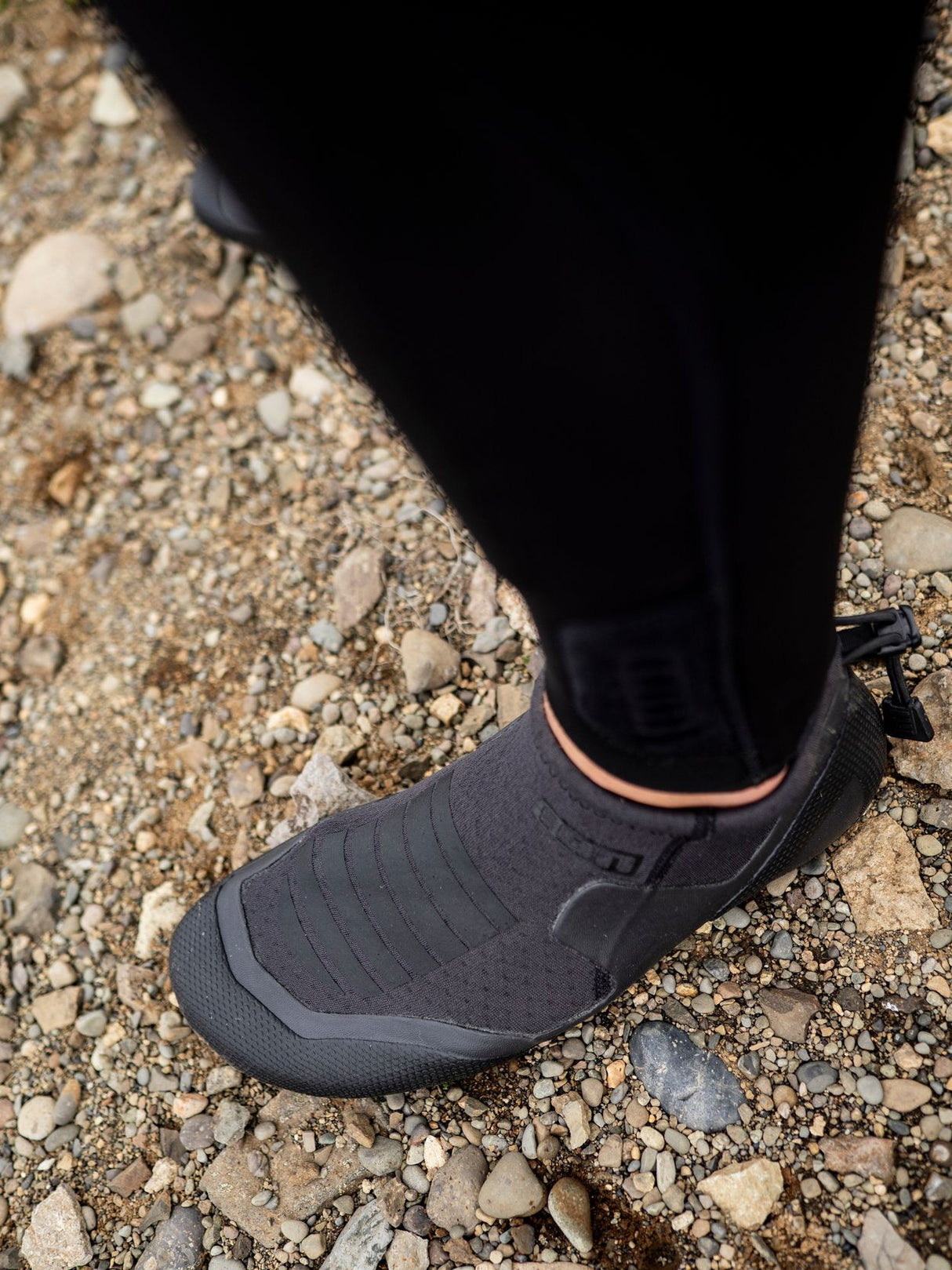 ION Plasma 2.5 RT 2025 Neopren-Schuh in Schwarz mit korallenfarbener Manschette, Detailansicht am Fuß