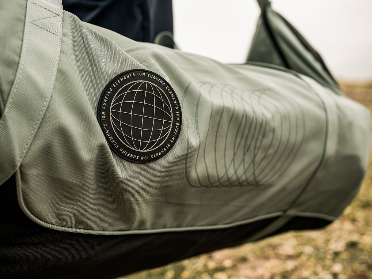 ION Wing Quiverbag Core 2026 Tragetasche in Grau mit globusförmigem Logo, Detailansicht
