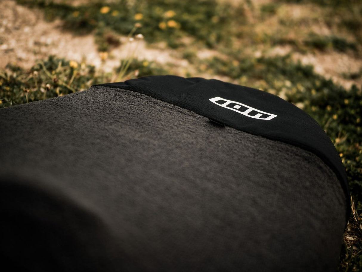 ION Wing Sock 2026 schwarze Neoprensocke mit ION-Logo, Detail-Nahaufnahme auf Gras