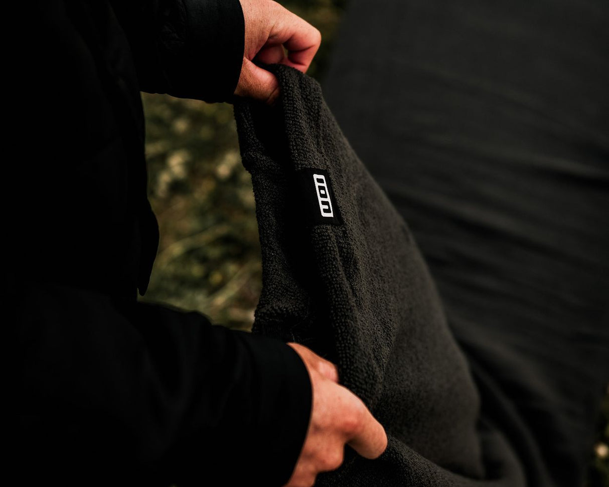 ION Wing Sock 2026 schwarze Neopren-Socke, in Hand gehalten, zeigt Material und Passform