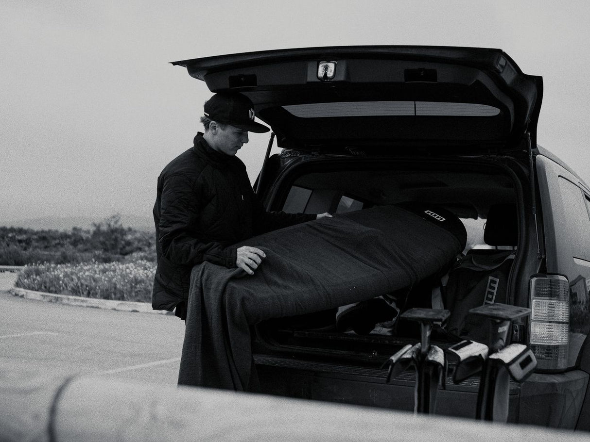 ION Wing Sock 2026 Transporttasche schwarz, in Autokofferraum verstaut, Frontalansicht