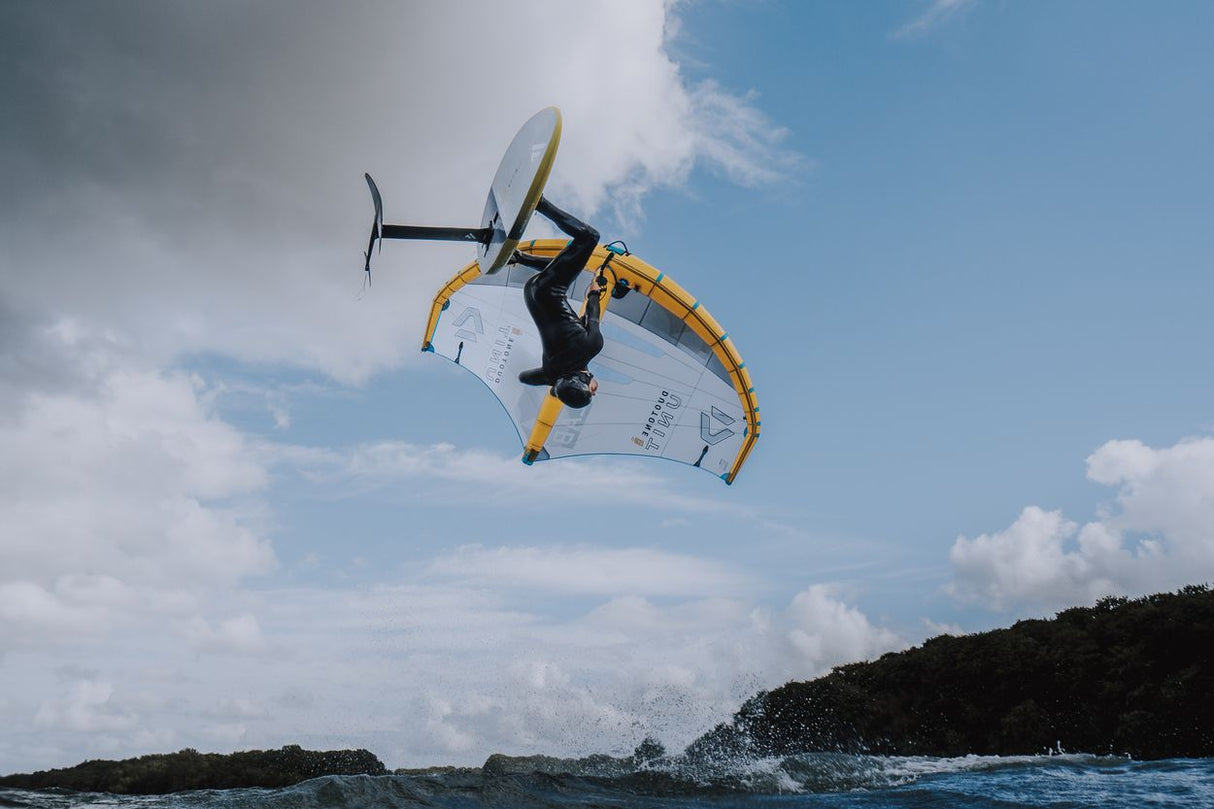 ION Mission 2026 Kitewing weiß-gelb in Aktion über Wasser, Frontalansicht