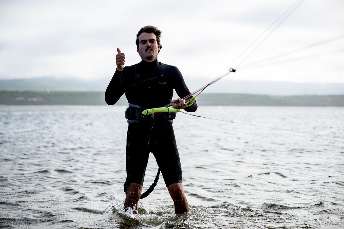 ION Handle Pass Leash Comp 2026 Kiteleine in Schwarz, Kitesurfer im Wasser mit Ausrüstung