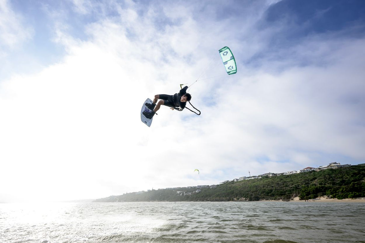 ION Handle Pass Leash Comp 2026 Kite-Trapezleine in Grün-Weiß, Sportler beim Kiteboarden über dem Wasser in Aktion