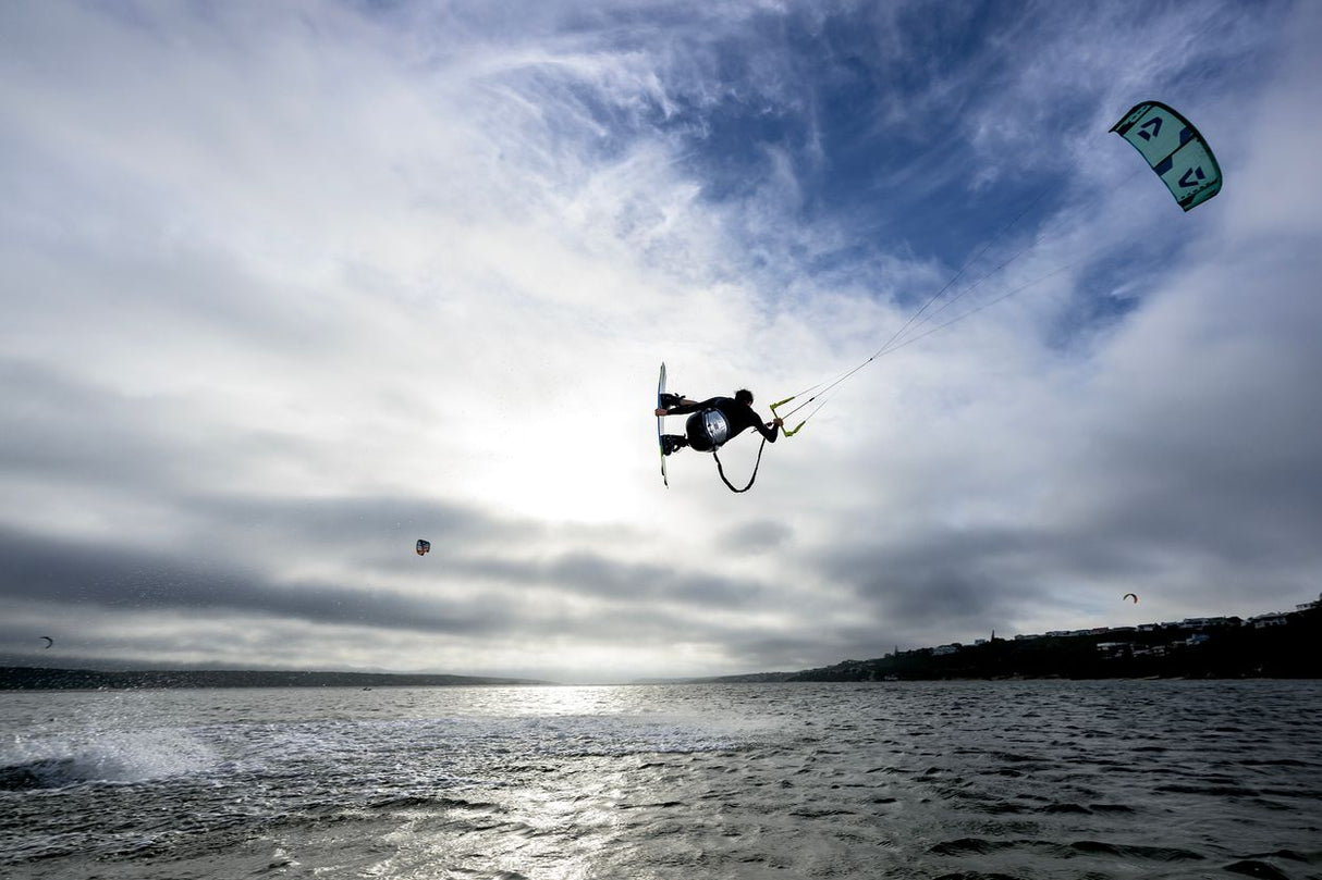 ION Handle Pass Leash Comp 2026 Kiteleine in Grün, Athlet beim Kiteboarden über Wasser in Aktion