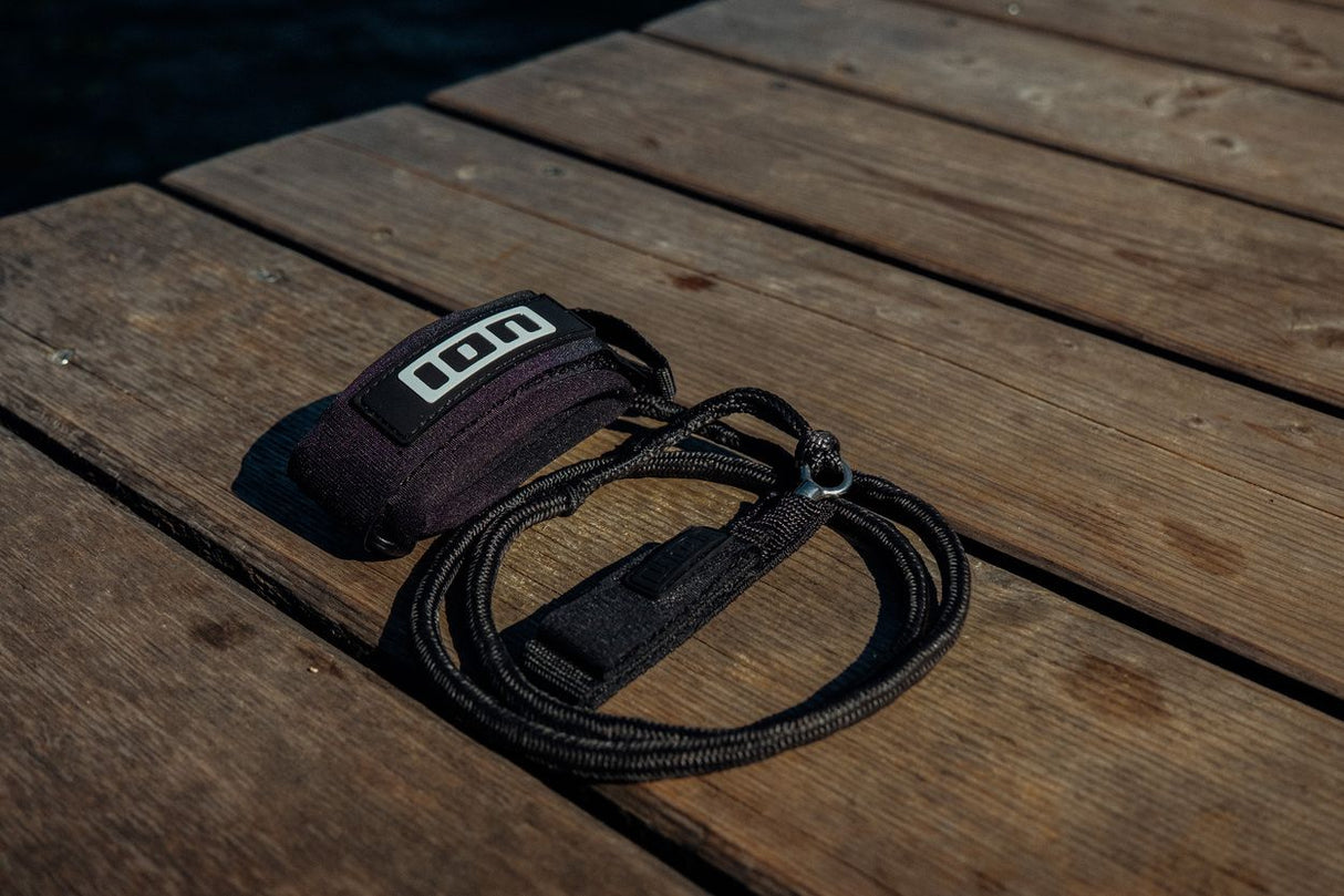 ION Wing Leash Core Dyneema Handgelenk schwarz mit Neopren-Manschette, flache Ansicht