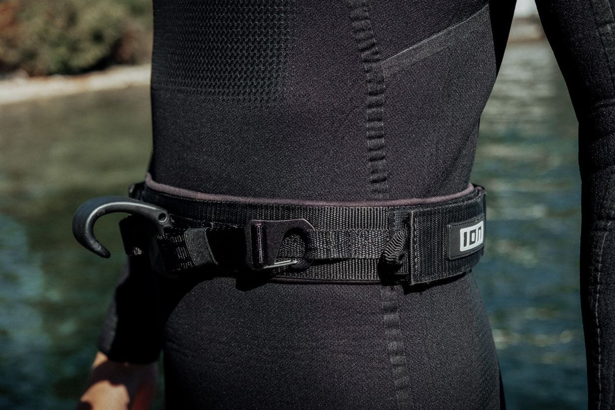 ION Wing Hip Belt Hook 2026 schwarzer Neopren-Hüftgurt mit Metallhaken, Detailansicht am Körper getragen