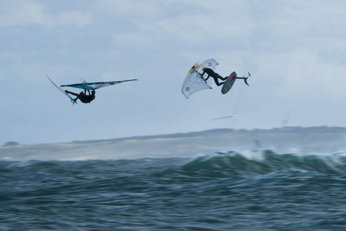 ION Neo Shelter Jacket Amp Herren schwarz Funktionsjacke mit Kiteboarder in Aktion über Wellen