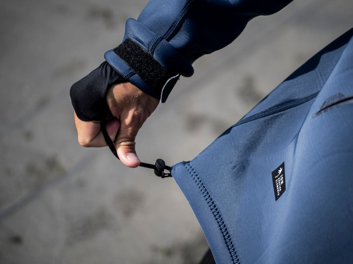 ION Neo Shelter Jacket Amp Herren 2024 in Blau, Detailaufnahme des Ärmels mit schwarzem Neopren-Bündchen und Verschluss