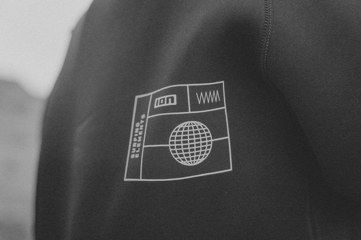 ION Neo Hoody Lite Men 2025 in Schwarz mit grafischem Print, Neopren-Kapuzenjacke, Detailansicht des Logos auf der Brust