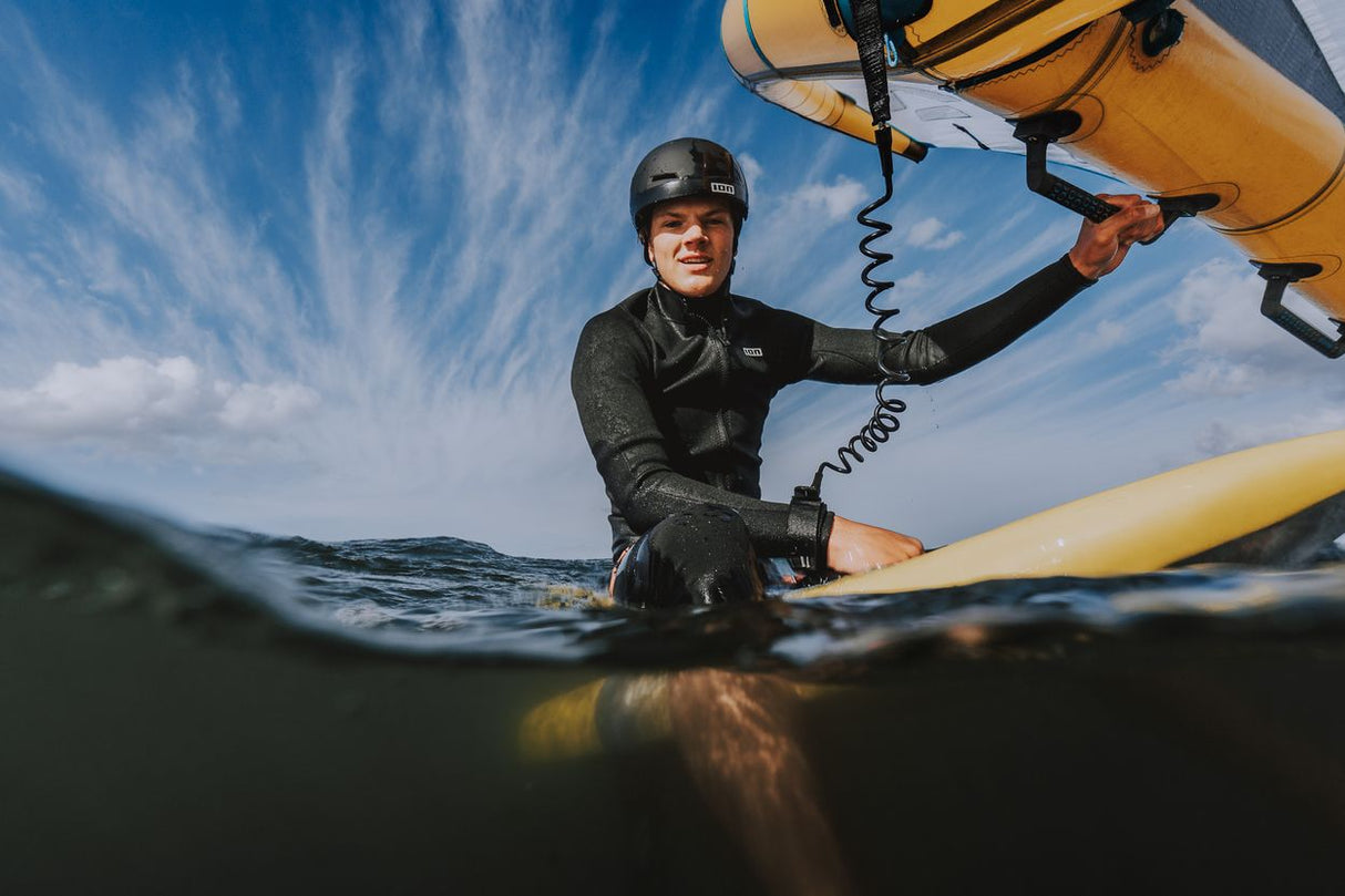 ION Neo Zip Top 2/1 LS Protection 2026 schwarzer Neoprenanzug beim Kitesurfen im Wasser getragen