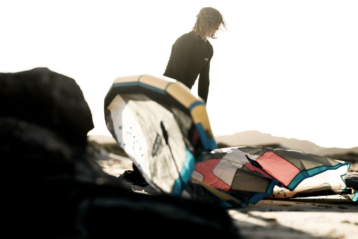 ION Thermo Top LS Men 2026 schwarzer Langarm-Funktionsshirt, Athlet beim Kitesurfen in Aktion
