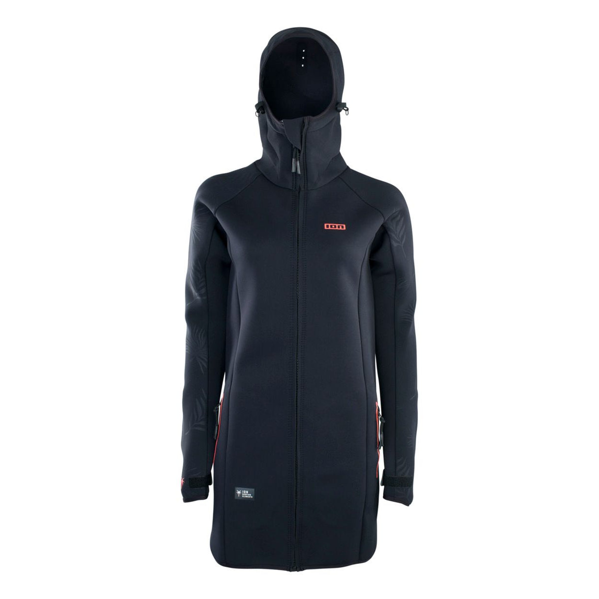 ION Neo Cosy Coat 2026 schwarzer Neopren-Parka mit Kapuze, Frontansicht auf Modell