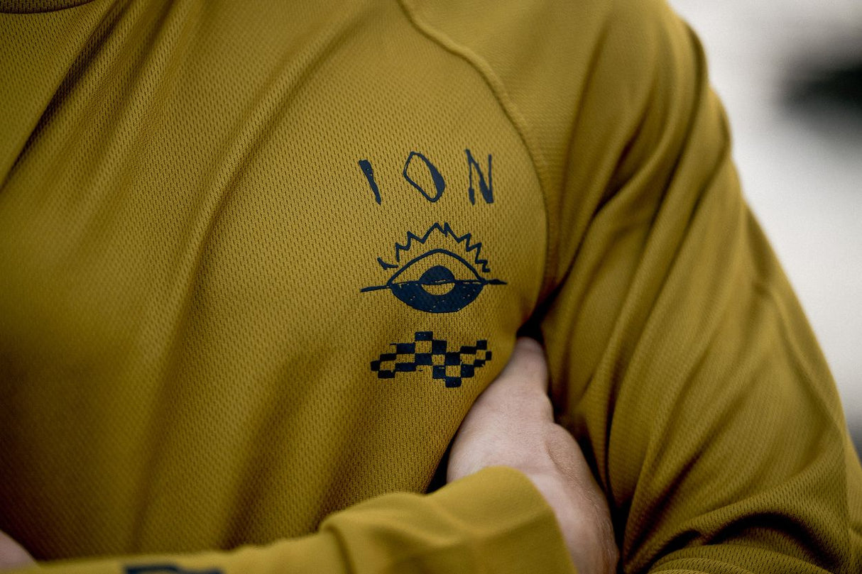 ION Wetshirt LS Herren in Olivgelb mit Logo-Print, Langarm-Neopren, Detailaufnahme der Brust
