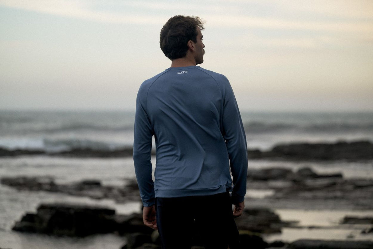 ION Wetshirt LS Herren blau, Langarm-Neoprenshirt von hinten am Strand, Rückansicht