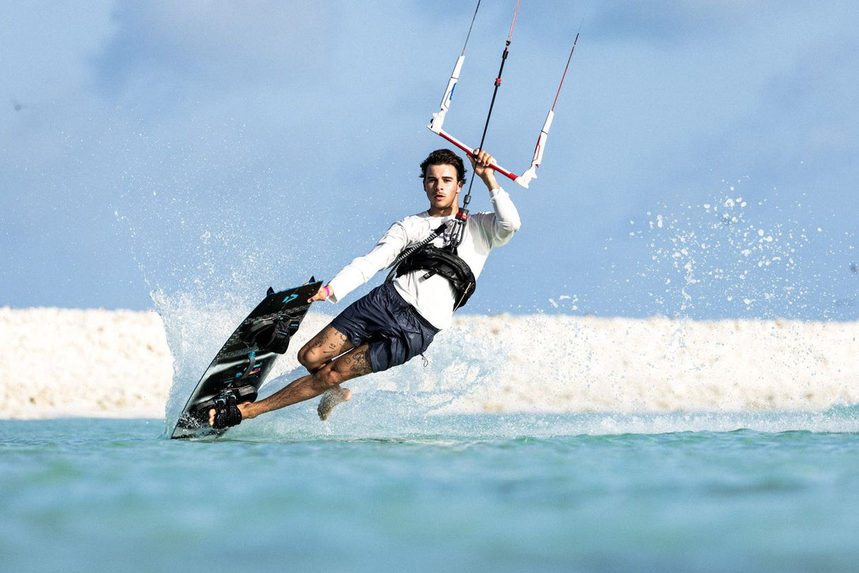 ION Wetshirt LS Herren 2025 weiß-schwarz, Langarm-Neoprenhemd beim Kitesurfen, Frontalansicht im Wasser