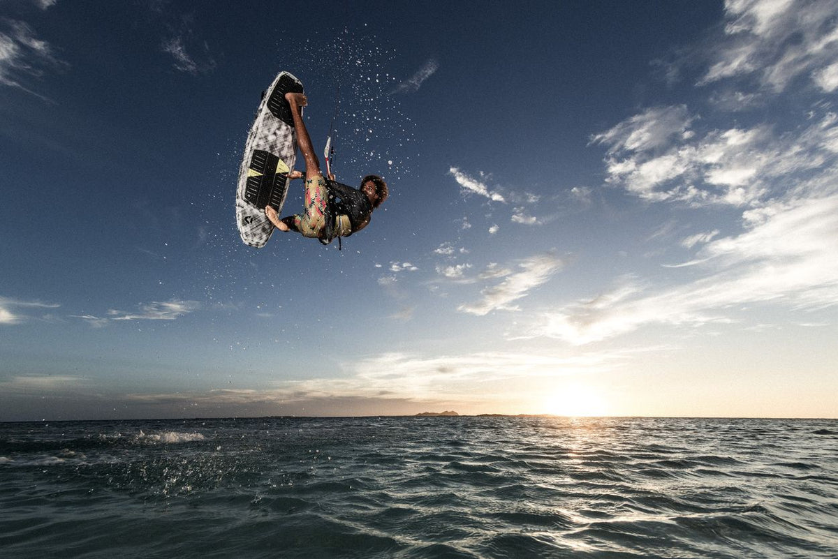 ION Wetshirt LS men 2025 Langarmshirt in Schwarz, Athlet beim Kitesurfen über dem Wasser in Aktion