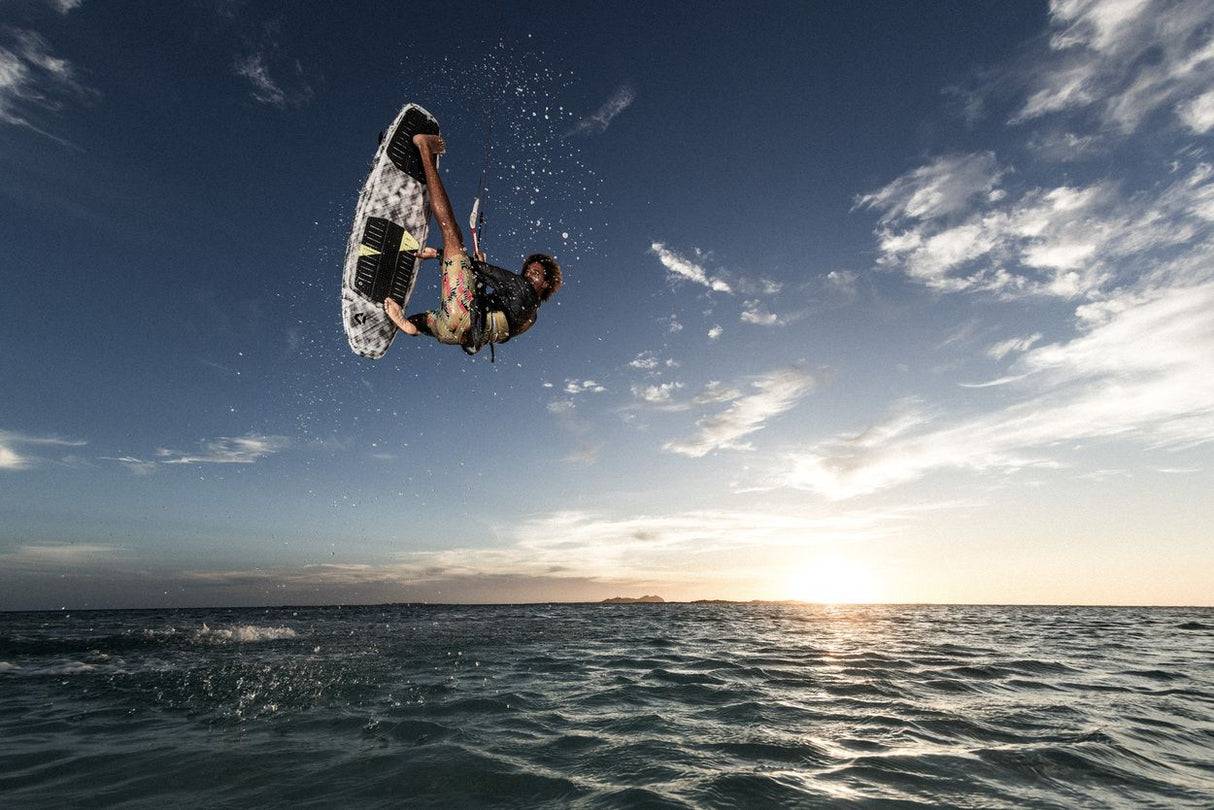 ION Wetshirt LS men 2025 Langarmshirt in Schwarz, Athlet beim Kitesurfen über dem Wasser in Aktion