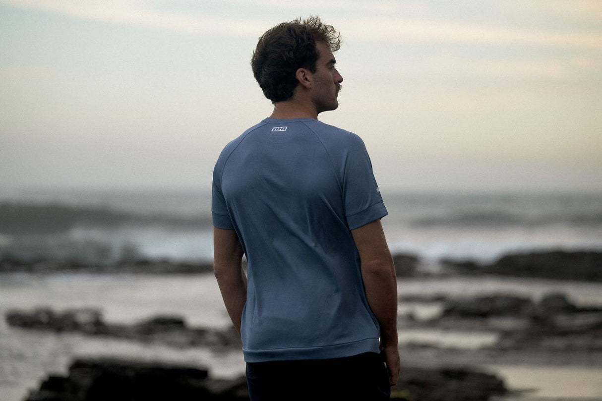 ION Wetshirt SS 2025 blaugrau Kurzarm Funktionsshirt Rückansicht am Strand getragen