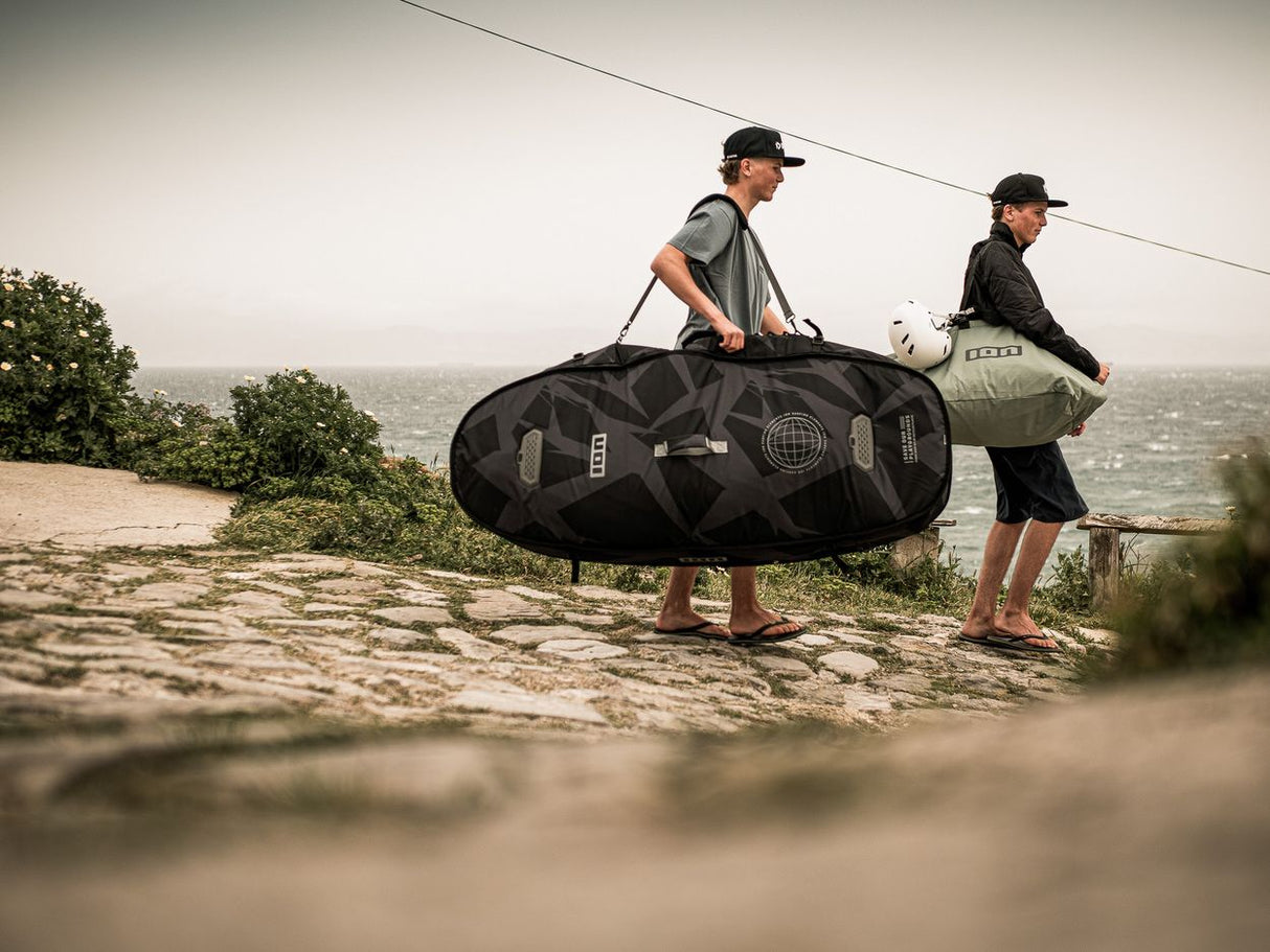 ION Wing Boardbag Tec 2026 schwarz, Transporttasche für Wingboards, robustes Material, am Strand in Gebrauch