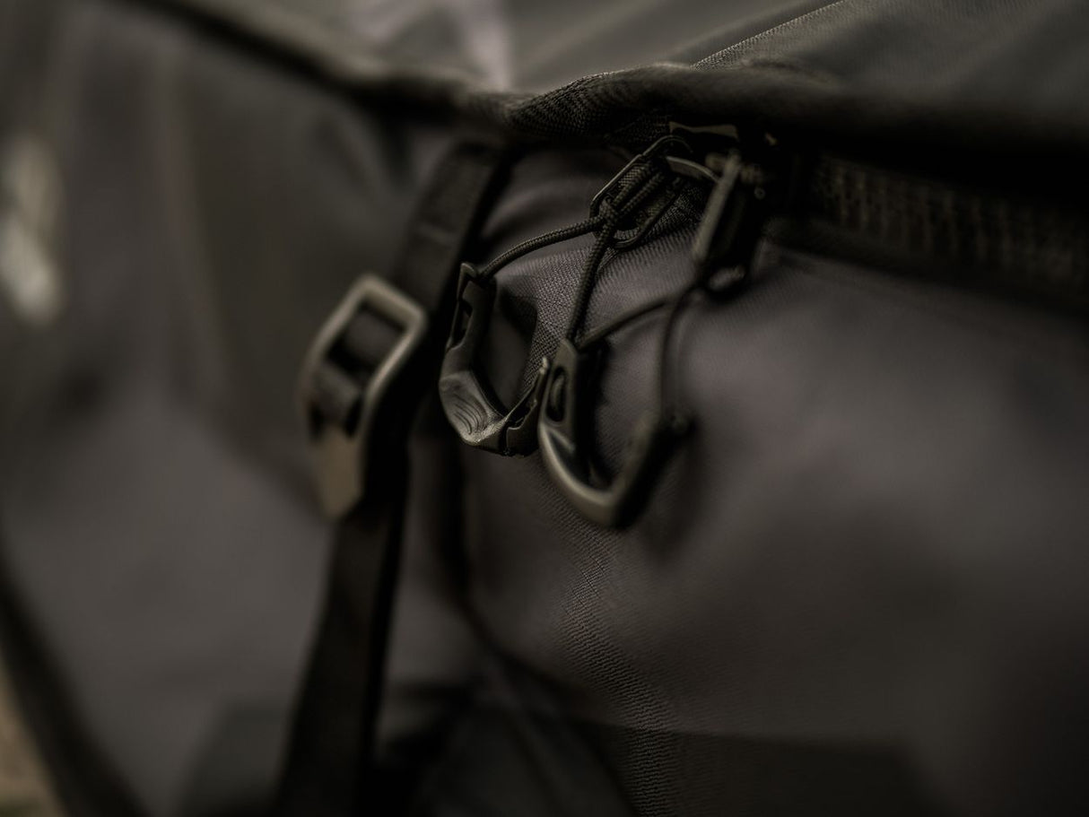 ION Wing Boardbag Tec 2026 schwarze Transporttasche mit Kunststoffschnallen und Tragegriffen, Detailaufnahme