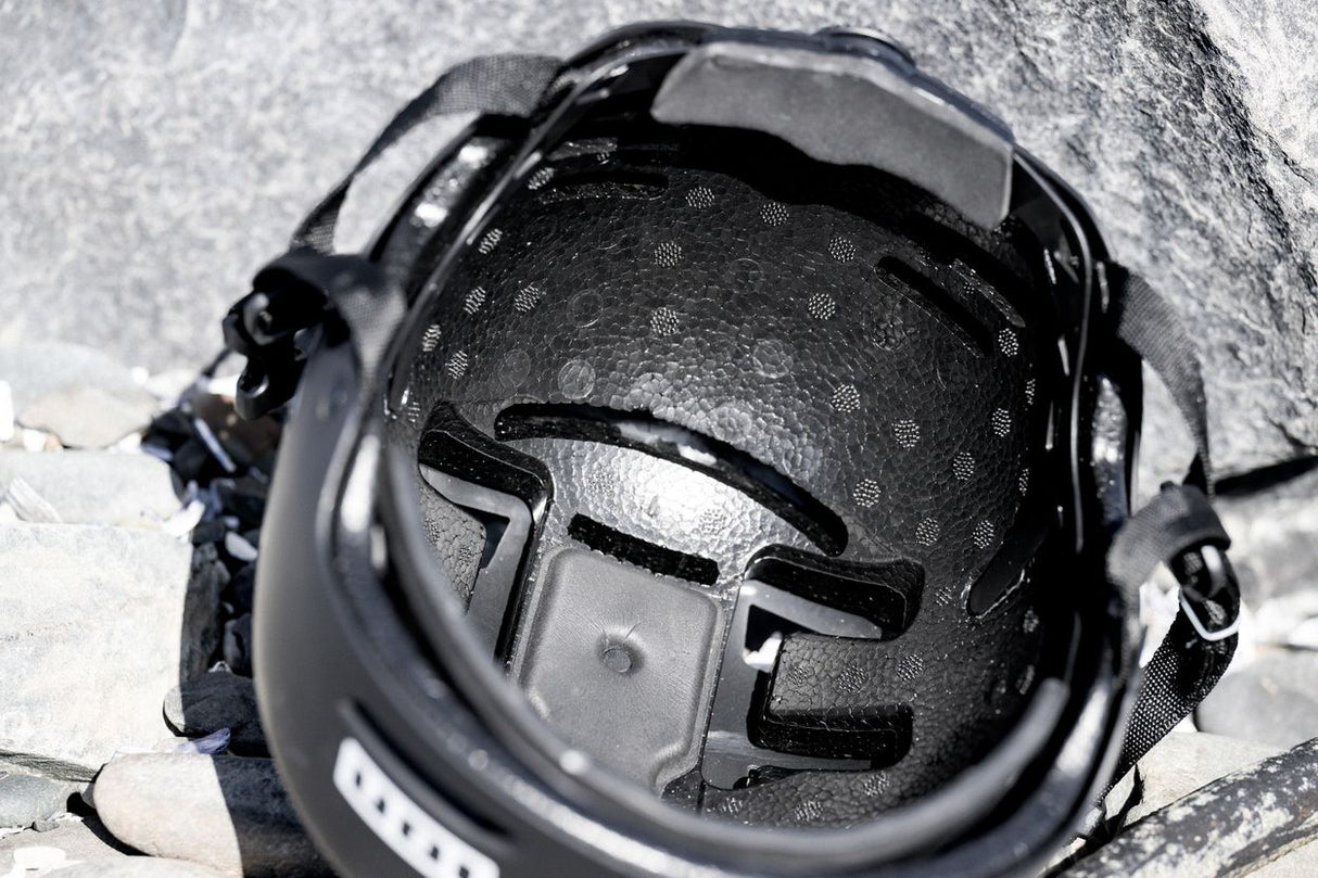 ION Slash Core Helmet 2026 schwarz, Draufsicht, Polsterung sichtbar, Sicherheitshelm mit Belüftung