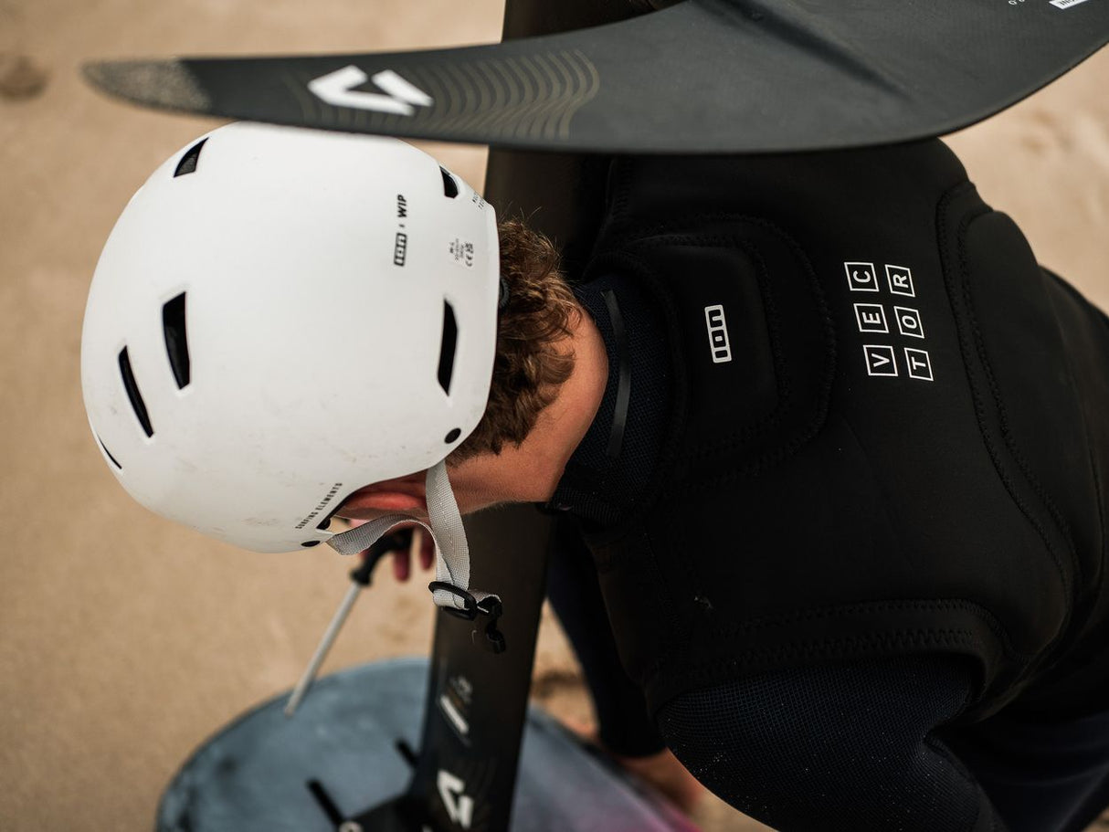 ION Slash Core Helmet 2026 weiß, Seitenansicht, getragen, mit Belüftungsschlitzen und Kinnriemen
