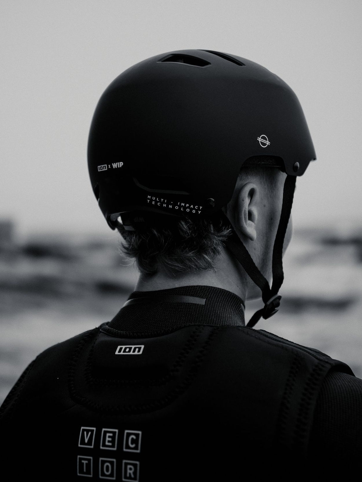 ION Slash Core Helmet 2026 schwarz, Rückansicht, Wassersporthelm mit Belüftung und Kinnriemen