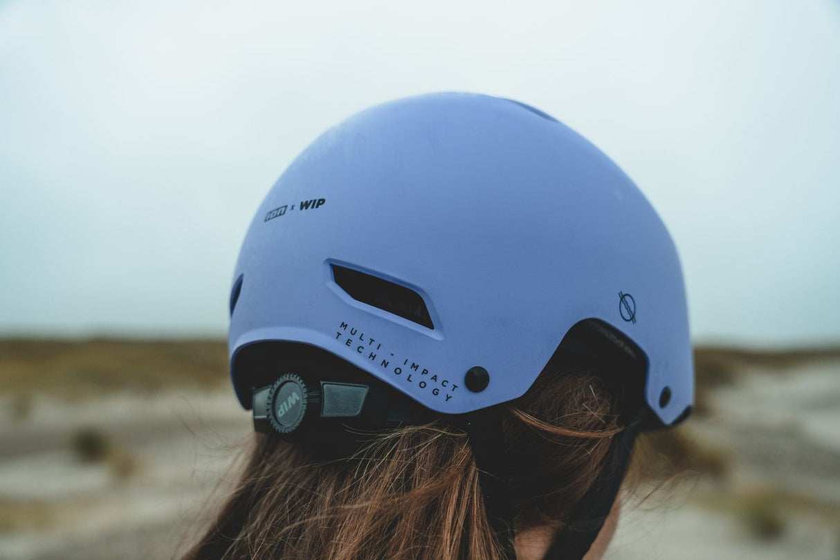 ION Slash Core Helmet 2026 in Blau, getragen von hinten, mit Belüftungsöffnungen und schwarzem Kinnschutz, Frontalansicht