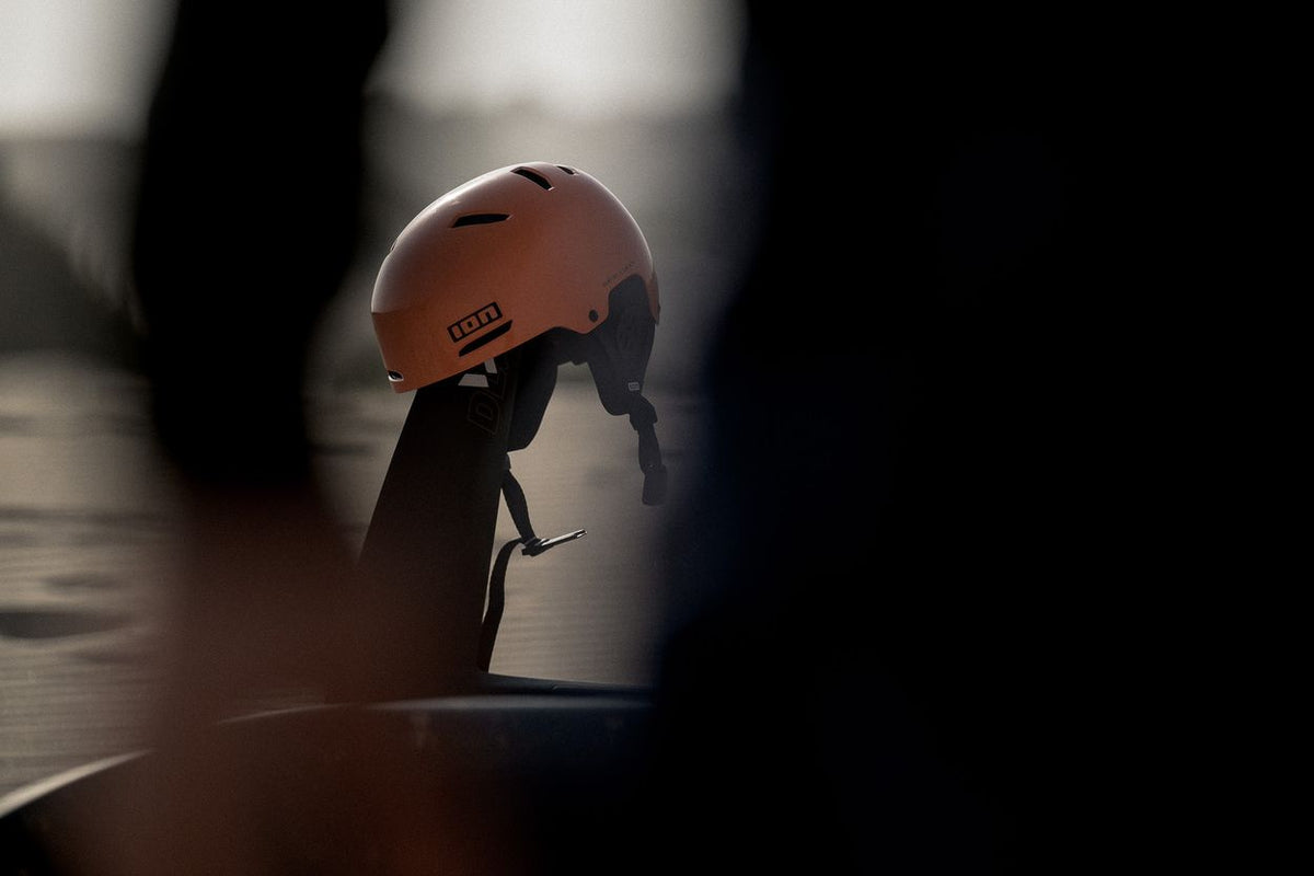 ION Slash Amp 2026 Helm in Terrakotta, seitliche Ansicht, Sporthelm mit Belüftungslöchern