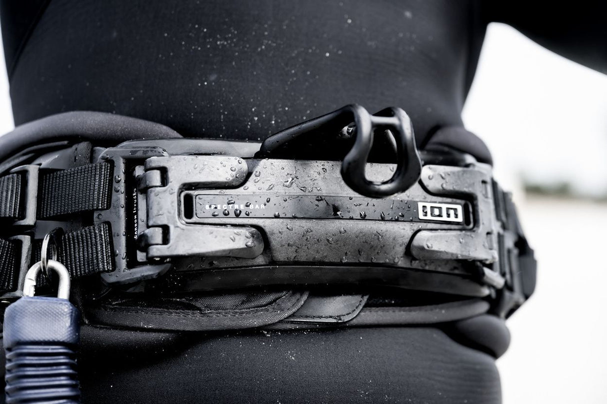 ION Spectre 2 2026 Trapez Kite Waist Harness schwarz, Detailansicht Verschluss und Befestigung