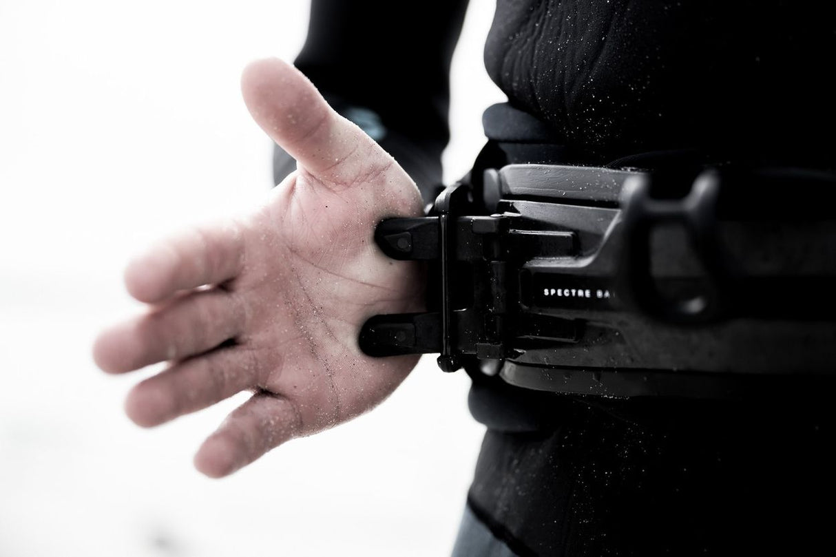 ION Spectre 2 2026 Trapez schwarz, Detail der Befestigungsschnalle am Handgelenk