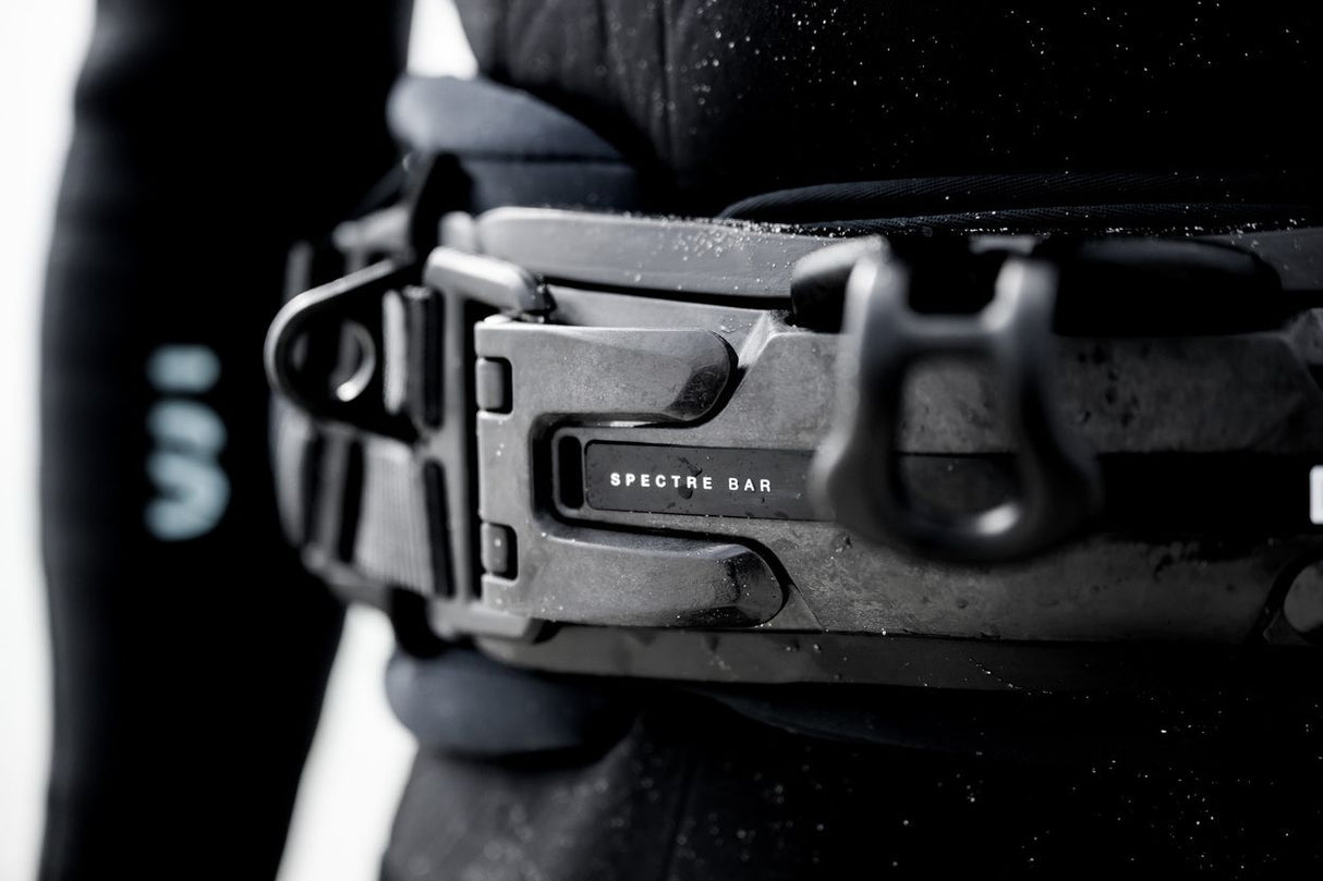 ION Spectre 2 2026 Kiteboard Bindung schwarz, Detailaufnahme der Spectre Bar und Verschlussmechanismus