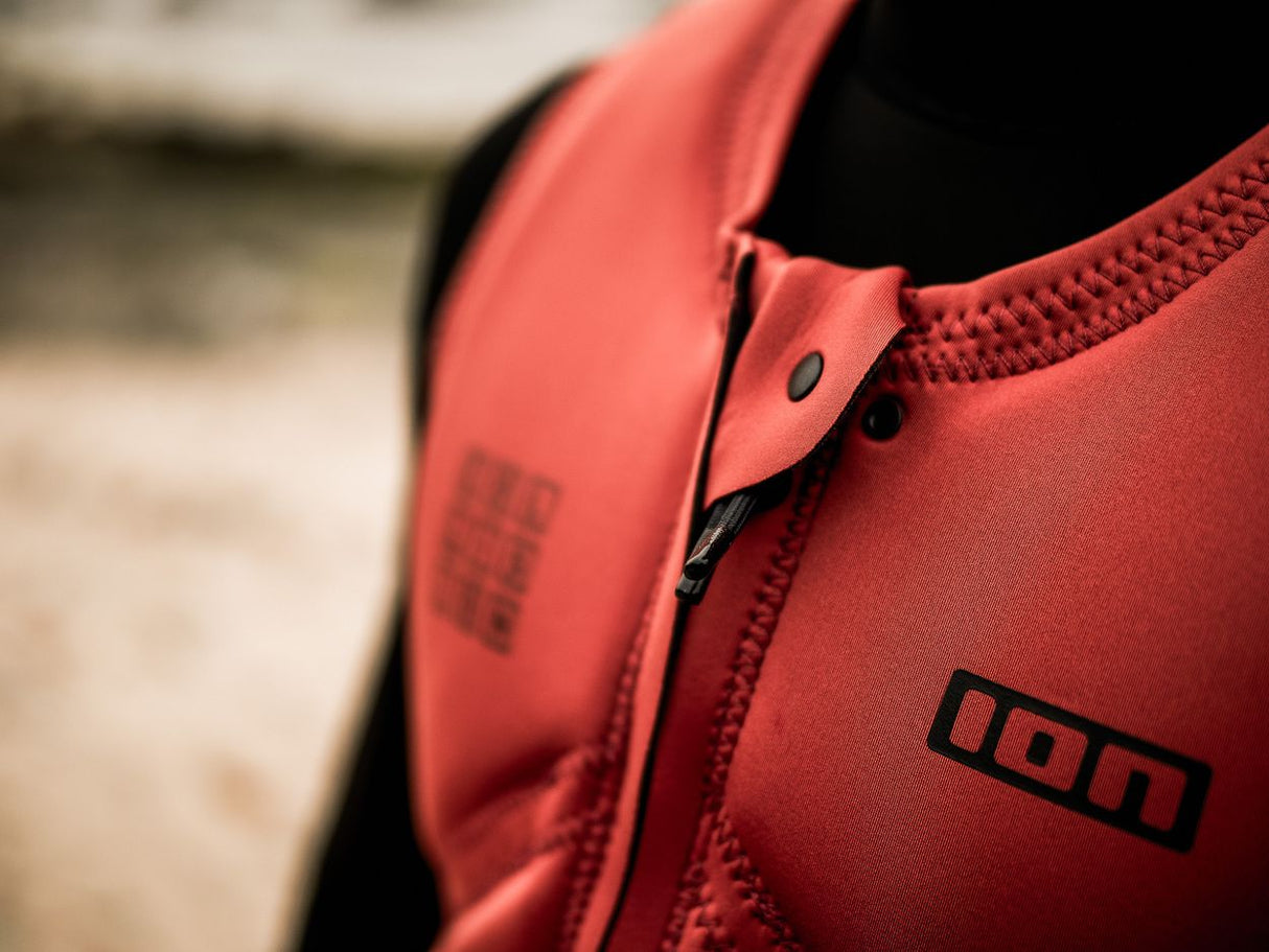 ION Collision Vest Core Front Zip 2026 rot mit Frontverschluss, Detailansicht des Reißverschlusses und Branding