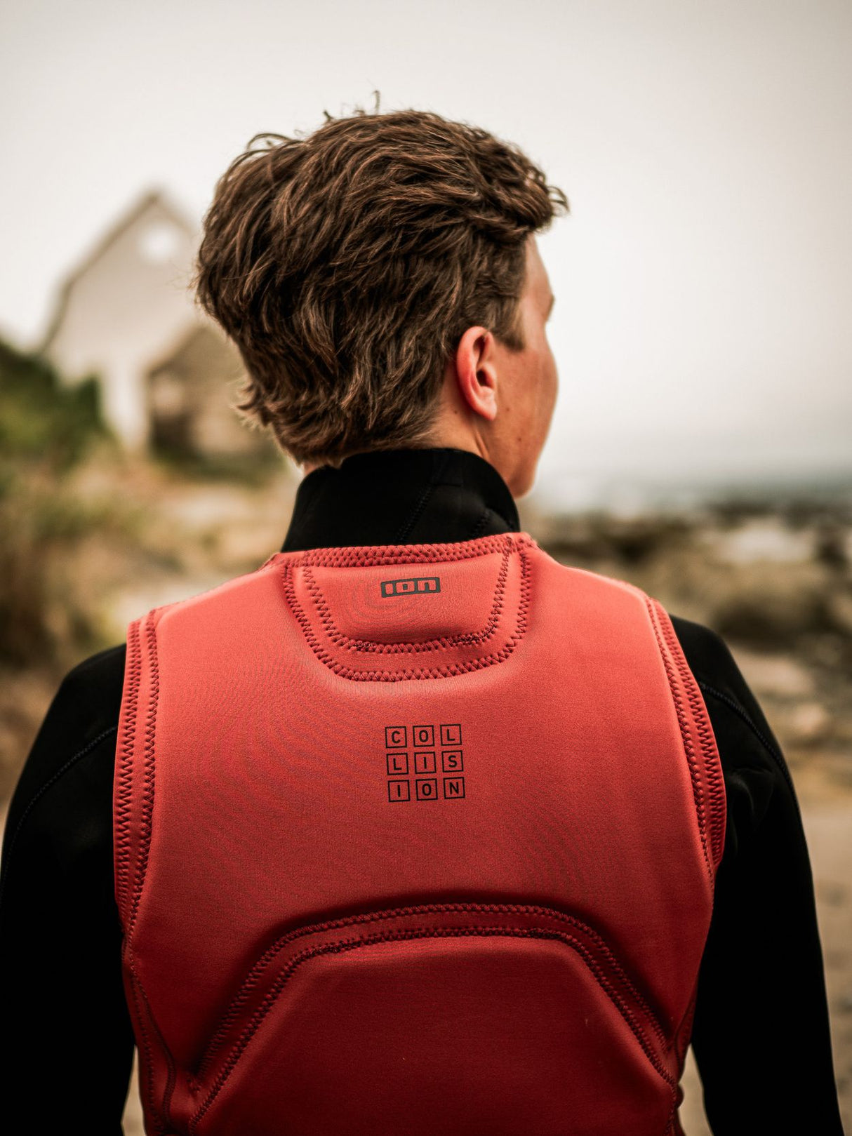 ION Collision Vest Core Front Zip 2026 in Rot, Rückansicht, Neopren-Schutzweste mit durchgehendem Reißverschluss