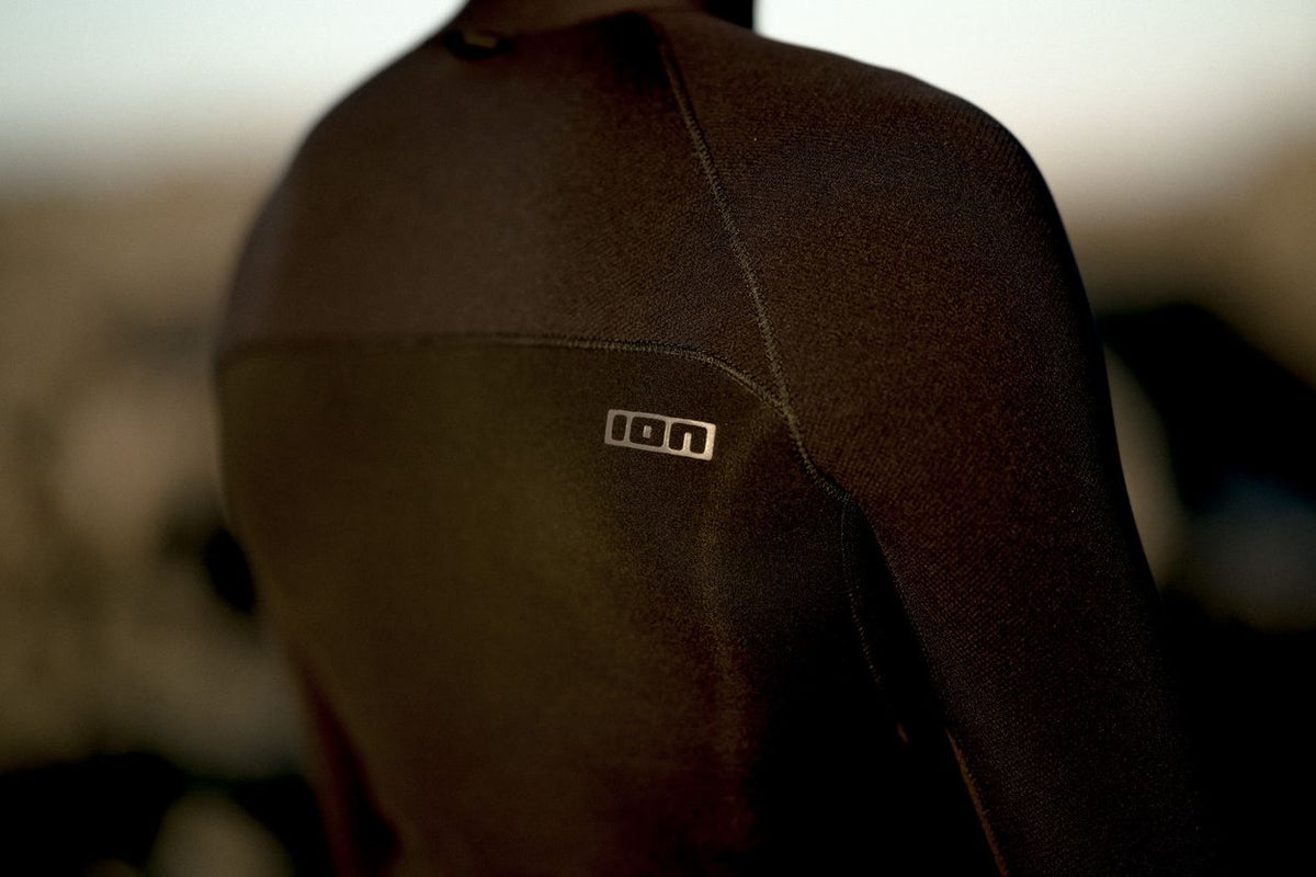 ION Neo Top 2/2 LS Herren Neoprenanzug in Schwarz, Langarm, Detail der Rückseite mit ION-Logo
