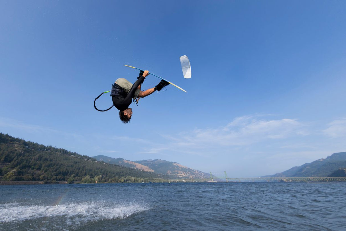ION Neo Top 2/2 LS Herrenneoprenanzug in Blau, Langarm, Kitesurfer in Aktion über dem Wasser