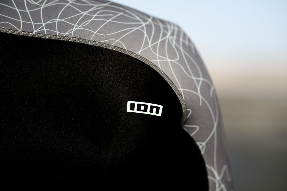 ION Neo Top 0.5 LS Herren Langarm-Neoprenanzug in Schwarz mit grauem grafischem Muster, Detailansicht des ION-Logos