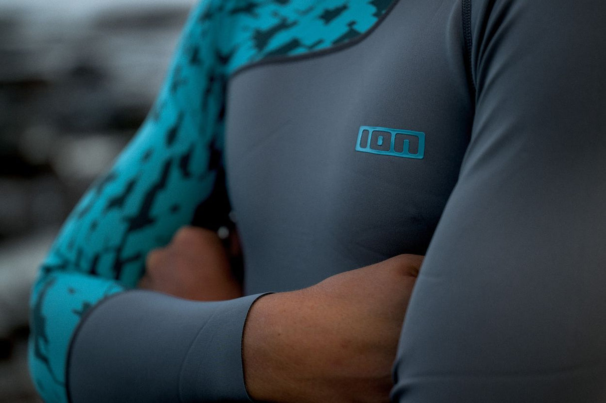 ION Neo Top 0.5 LS Langarmshirt für Herren in Grau mit Türkis-Details, Frontansicht auf Modell